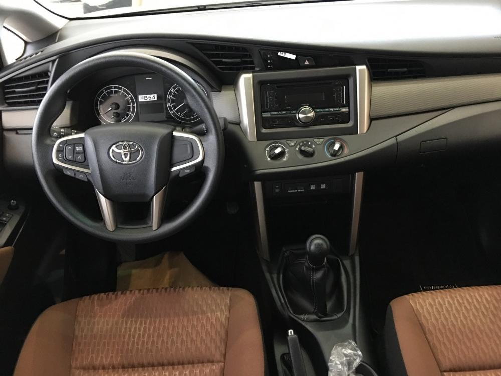 Bán Toyota Innova năm 2017, màu trắng, xe nhập-5