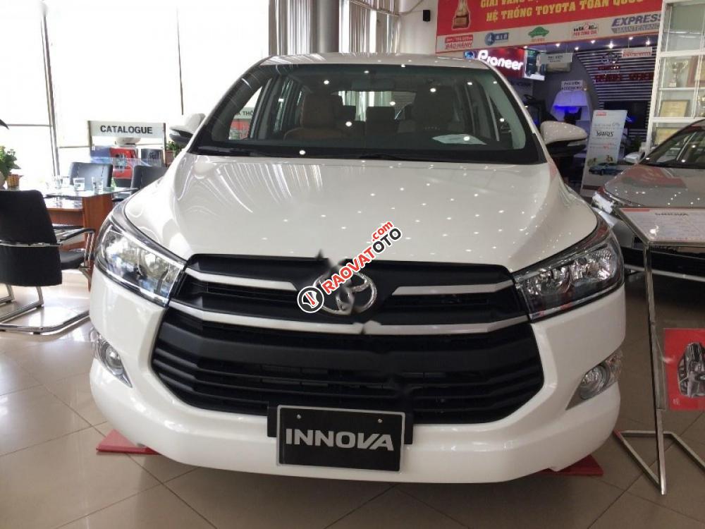 Bán Toyota Innova E đời 2017, màu trắng-1