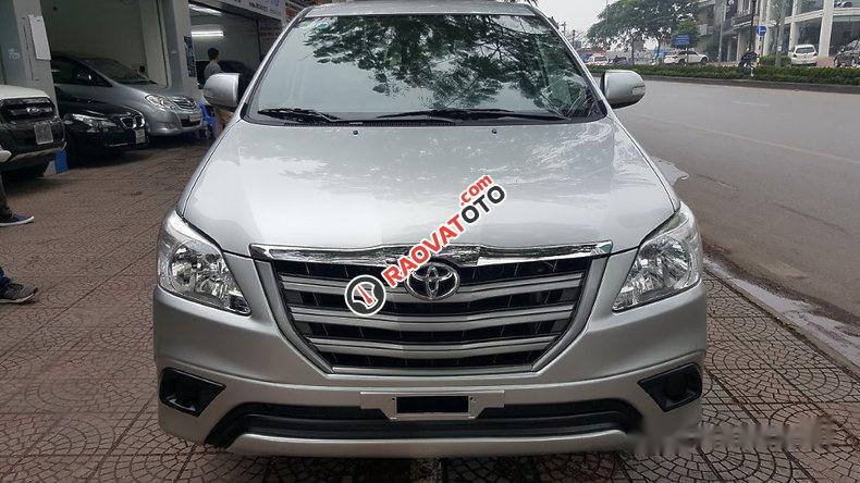 Bán ô tô Toyota Innova E đời 2015, màu bạc số sàn, 620tr-0