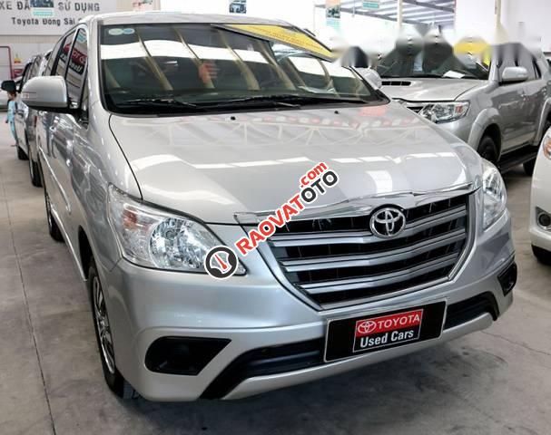 Bán xe Toyota Innova E đời 2016, màu bạc số sàn, giá tốt-0