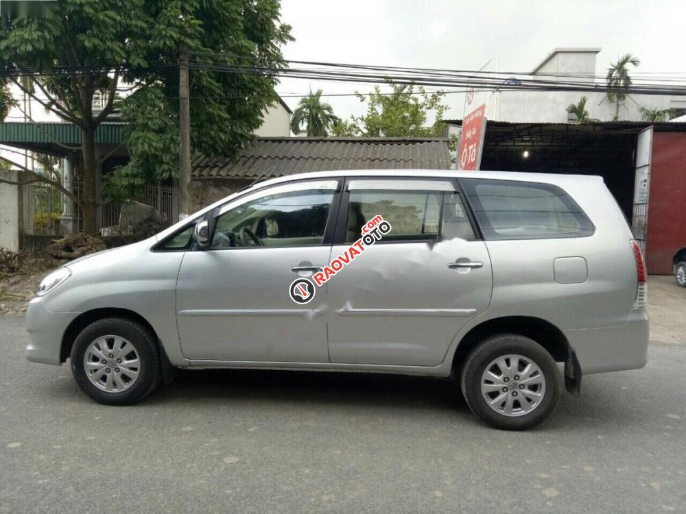 Cần bán gấp Toyota Innova 2.0G đời 2010, màu bạc-3