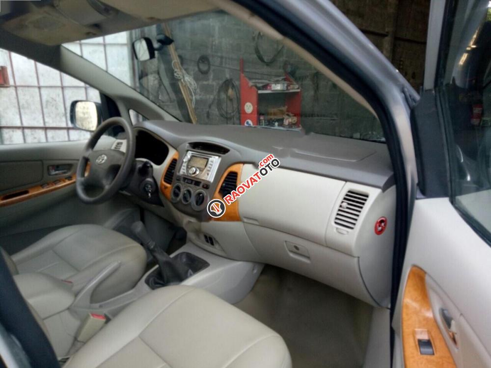 Cần bán gấp Toyota Innova 2.0G đời 2010, màu bạc-7