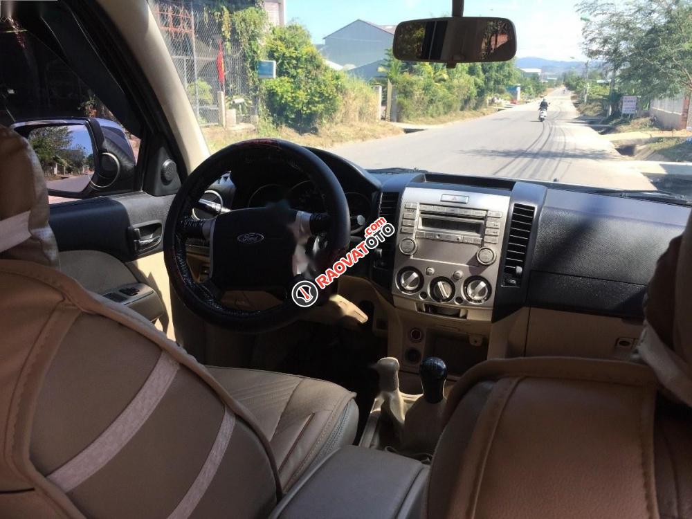 Cần bán xe Ford Everest 2010 xe gia đình giá cạnh tranh-2