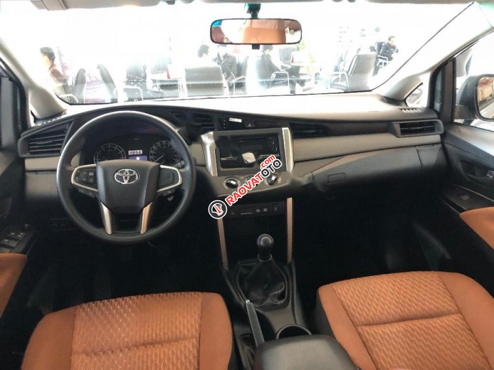 Bán ô tô Toyota Innova 2017, màu bạc-6