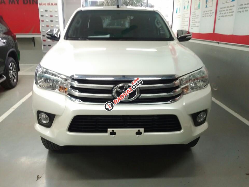 Bán Toyota Hilux 2.4E 2017, hỗ trợ trả góp lên tới 80%, hotline: 0976112268-18