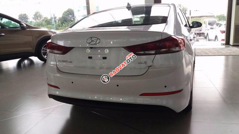 Bán xe Hyundai Elantra đời 2017, màu trắng-2