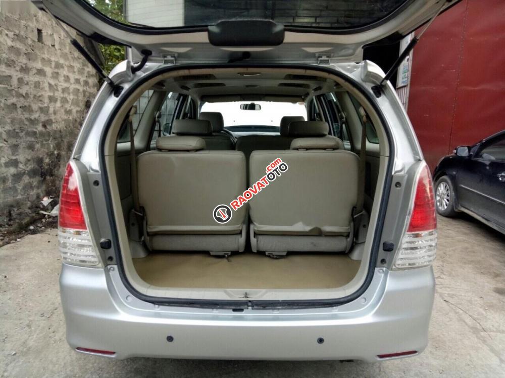 Cần bán gấp Toyota Innova 2.0G đời 2010, màu bạc-5