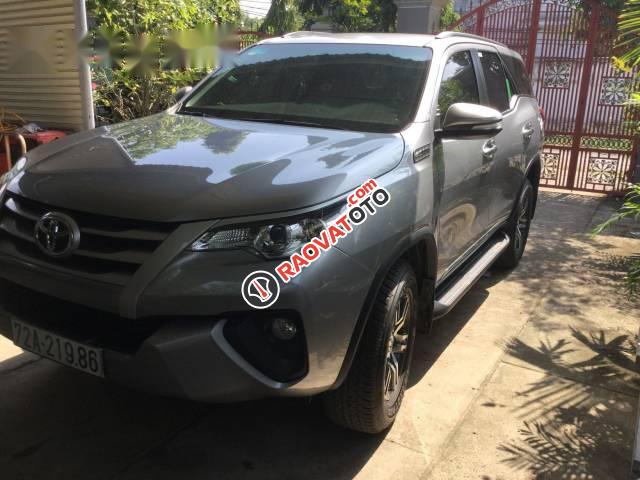 Bán Toyota Fortuner đời 2017, màu bạc như mới-0