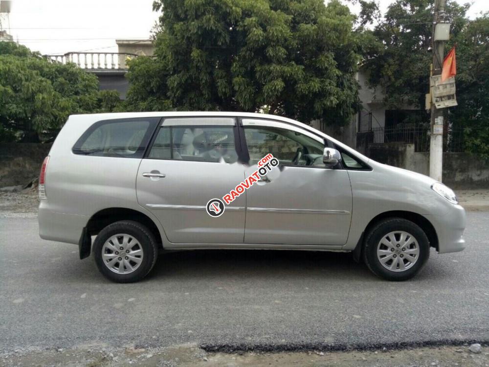 Cần bán gấp Toyota Innova 2.0G đời 2010, màu bạc-2