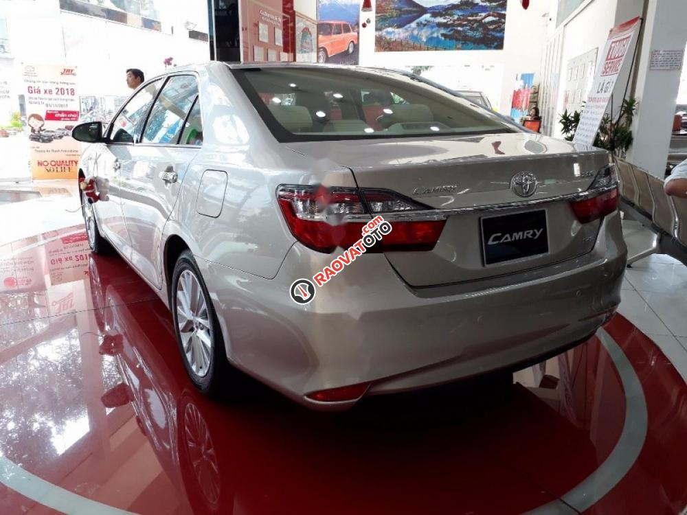 Bán Toyota Camry 2.0E đời 2017, màu bạc-2