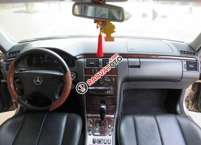 Cần bán gấp Mercedes E240 2000, màu vàng số tự động-4