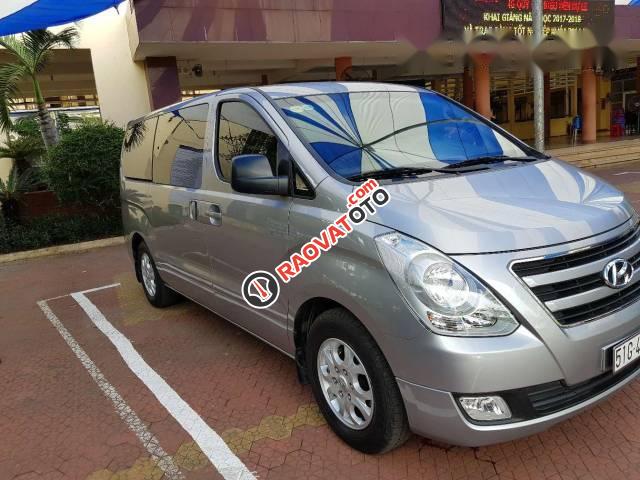 Bán Hyundai Grand Starex Limousine sản xuất 2017, màu bạc-0