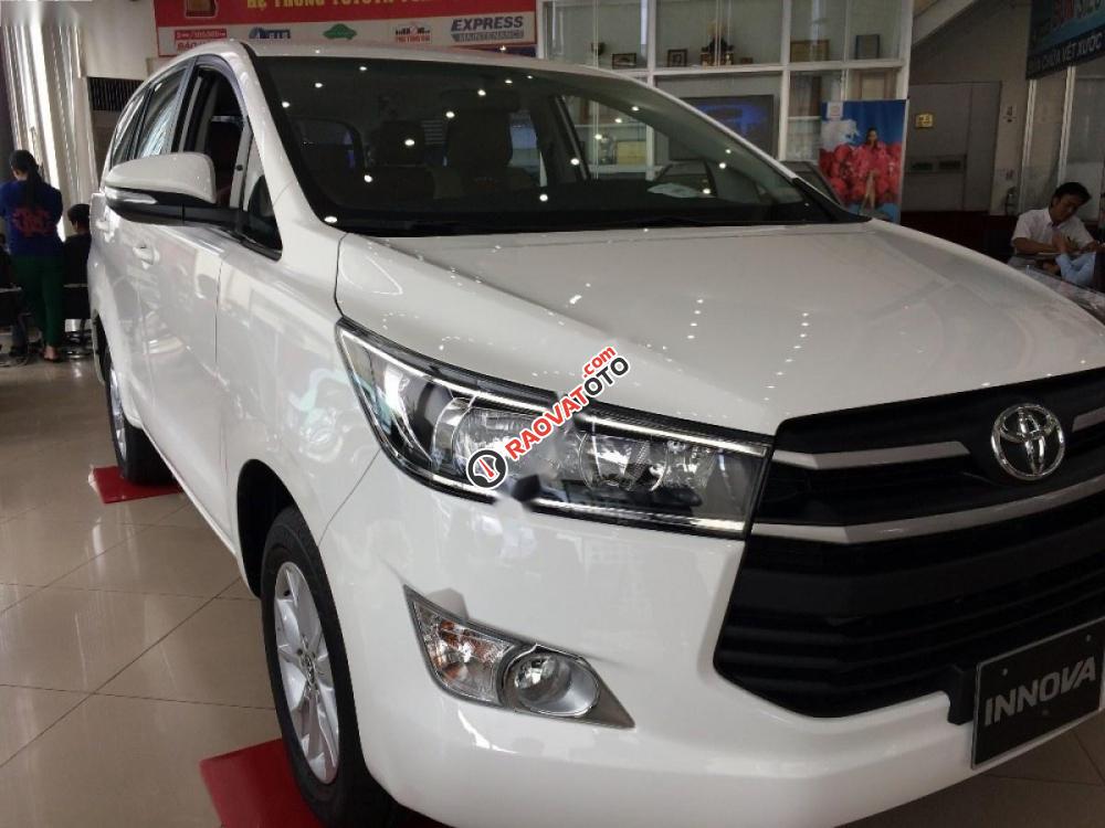 Bán Toyota Innova E đời 2017, màu trắng-0