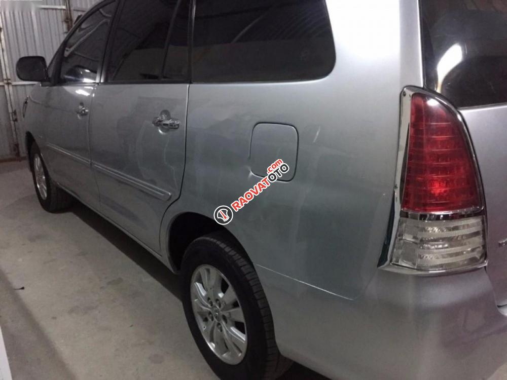 Cần bán gấp Toyota Innova G năm 2011, màu bạc chính chủ-0