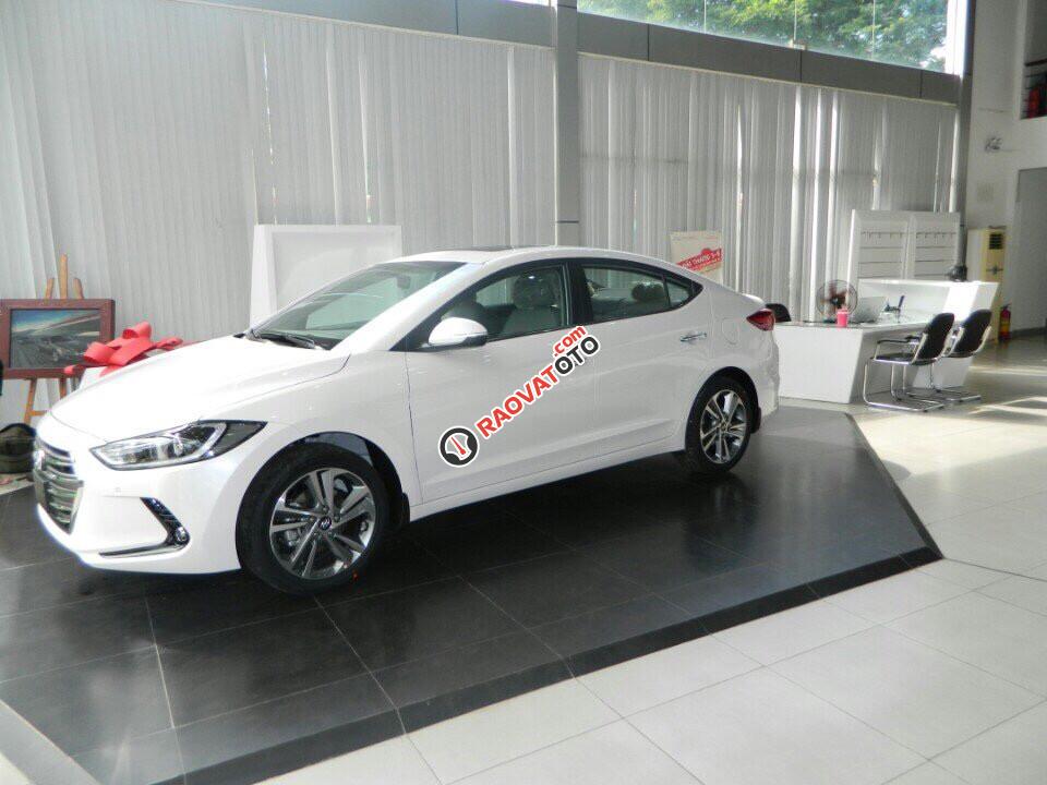 Giá xe Elantra 1.6, màu trắng, xe mới 100%. Cam kết giá tốt nhất. LH Hương: 0902.608.293-0