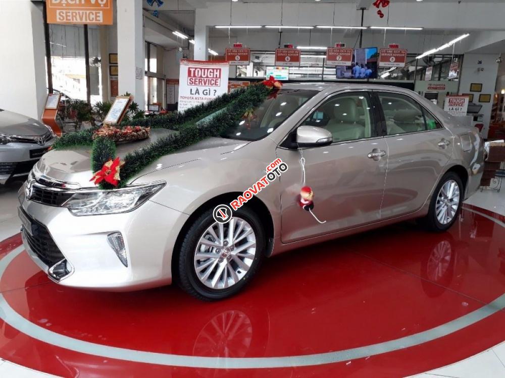 Bán Toyota Camry 2.0E đời 2017, màu bạc-1