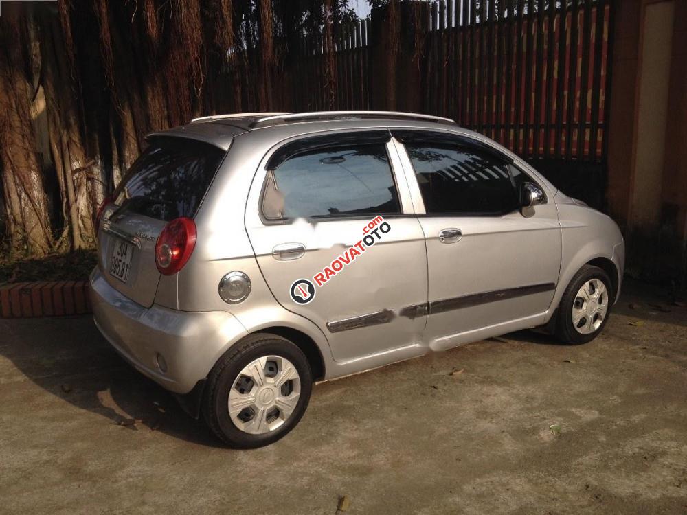 Cần bán gấp Chevrolet Spark 2010, màu bạc-1