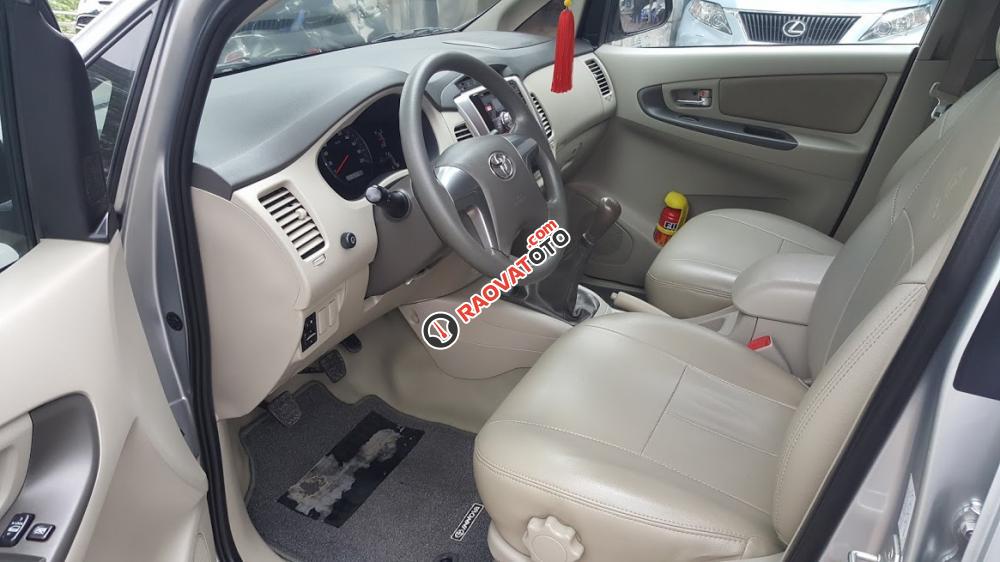 Bán Toyota Innova E sản xuất 2015, màu bạc, 620tr-2