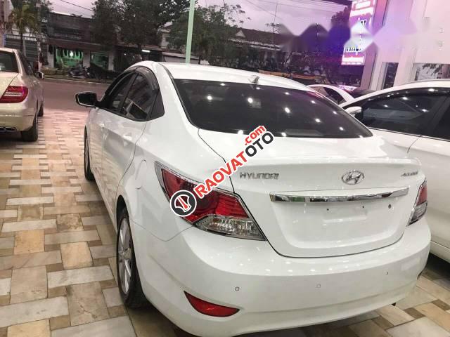 Bán xe Hyundai Accent đời 2012, màu trắng xe gia đình-3