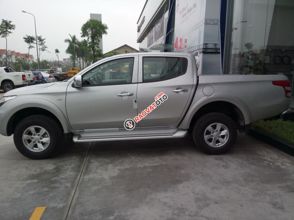 Bán xe Mitsubishi Triton 4x2 AT màu xám, bạc, có xe giao ngay, hỗ trợ trả góp, LH: 0919120195-2