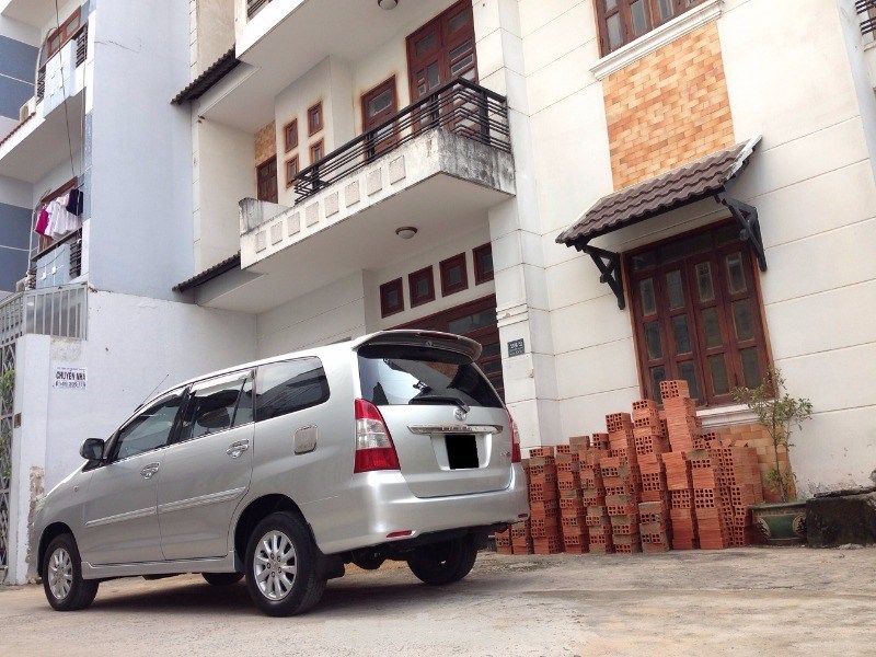 Cần bán xe Toyota Innova đời 2013, màu bạc, nhập khẩu-0