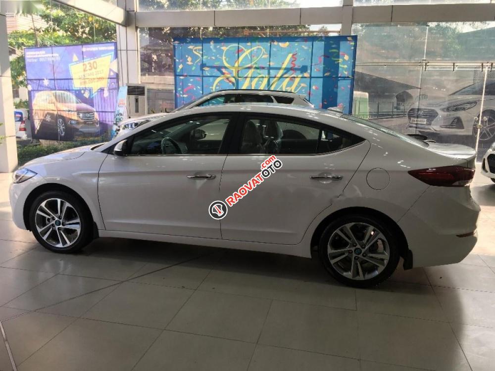 Bán Hyundai Elantra 2.0AT đời 2017, màu trắng, giá chỉ 749 triệu-1