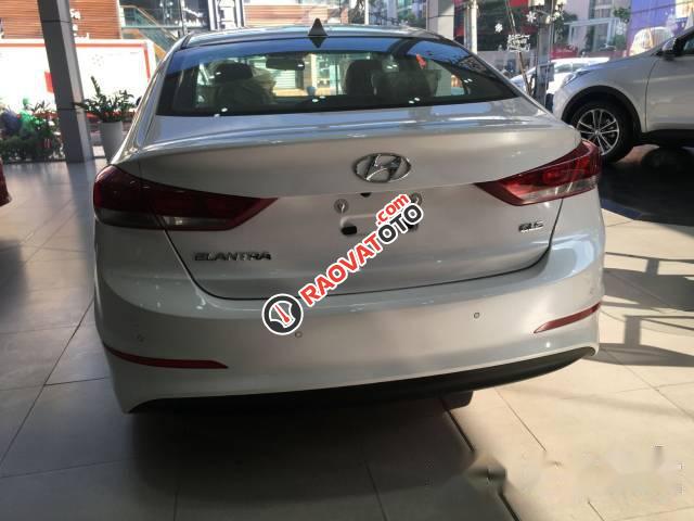 Bán xe Hyundai Elantra 2.0AT năm 2017, màu trắng-2