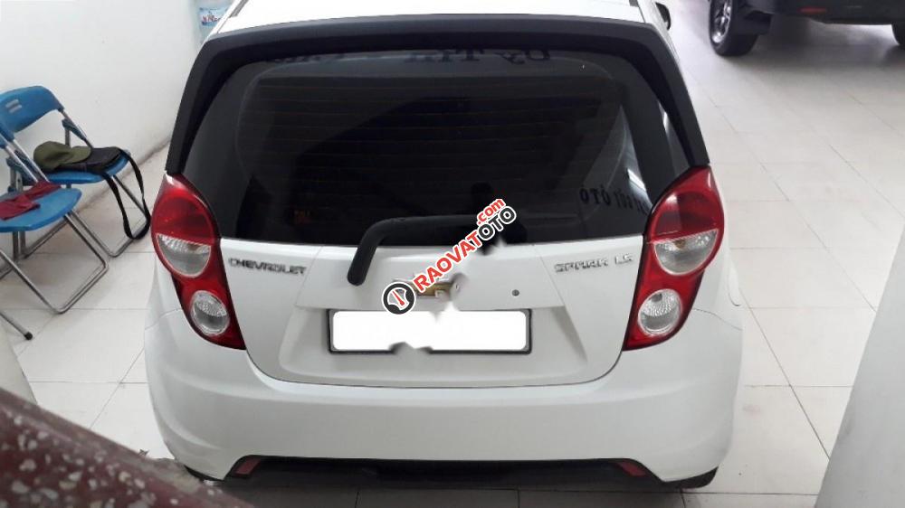 Cần bán gấp Chevrolet Spark đời 2015, màu trắng chính chủ-4