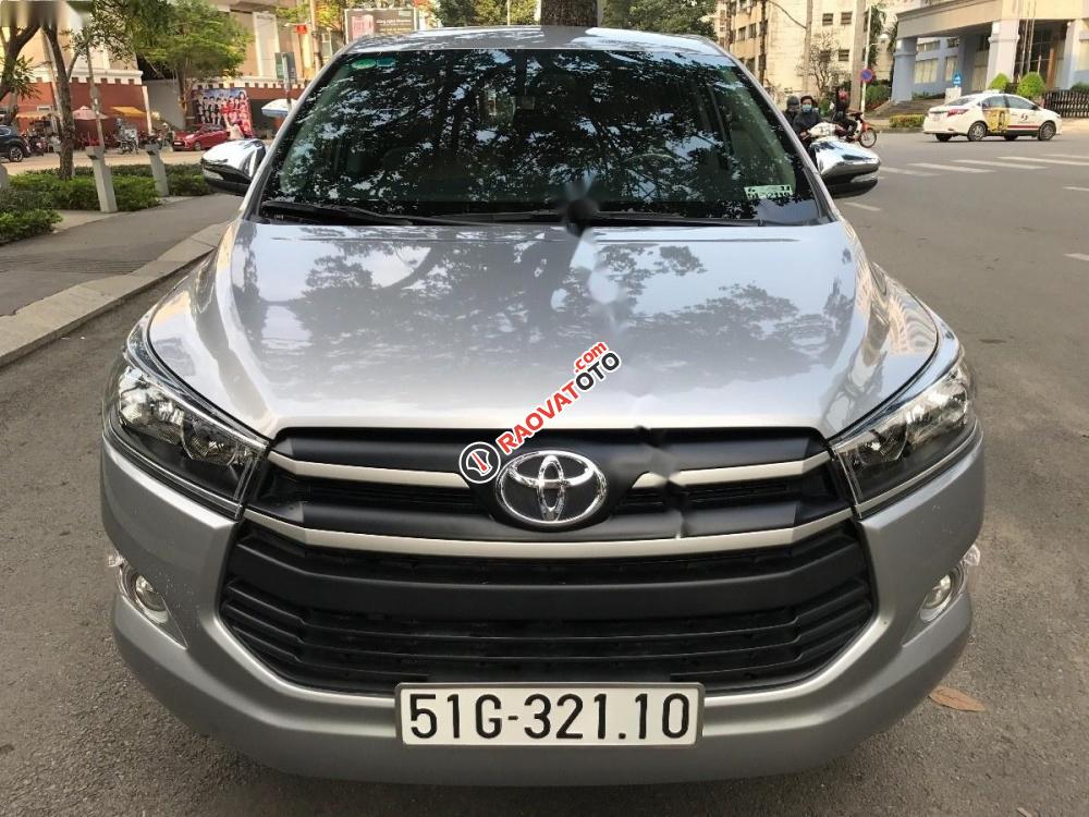 Bán Toyota Innova 2.0G sản xuất 2017, màu bạc xe gia đình, giá 805tr-1