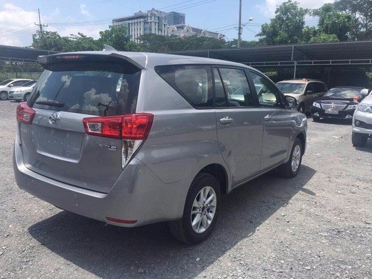 Bán xe Toyota Innova đời 2017, màu bạc, xe nhập-6