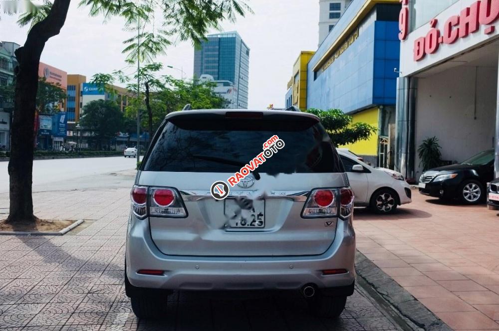 Bán xe Toyota Fortuner V 2012, màu bạc-4