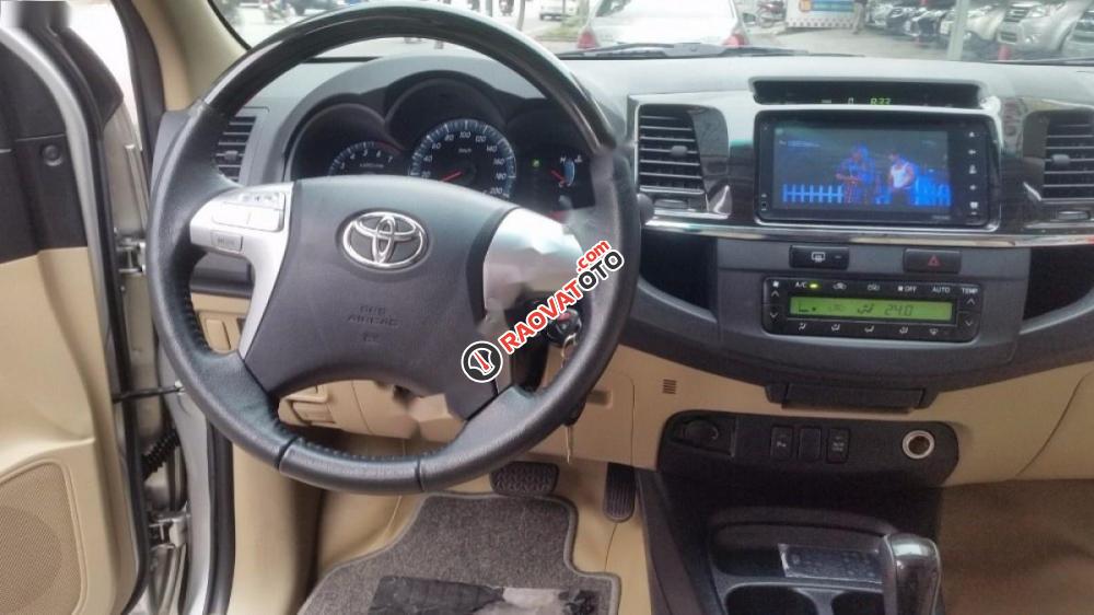 Bán Toyota Fortuner 2.7V 4x2 AT sản xuất 2014, màu bạc chính chủ-6