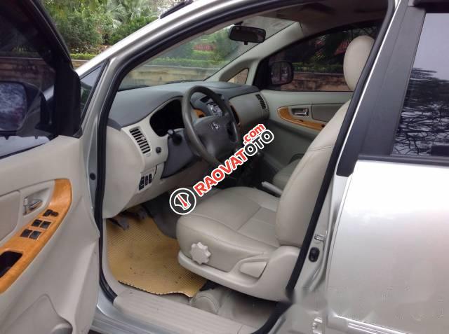 Cần bán xe Toyota Innova 2.0G đời 2011, màu bạc chính chủ, giá chỉ 410 triệu-4