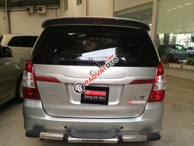 Bán Toyota Innova E đời 2014, màu bạc-5