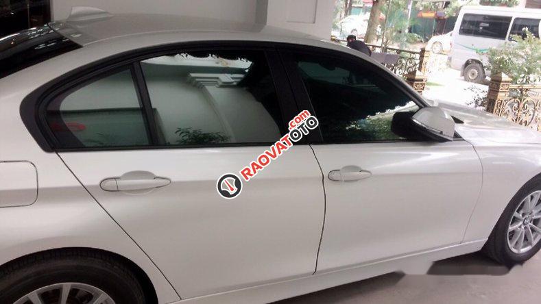 Bán BMW 3 Series 320i đời 2013, màu trắng, 820tr-2