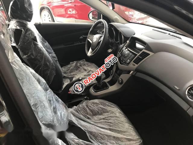 Cần bán xe Chevrolet Cruze đời 2017, màu đen, giá 589tr-2