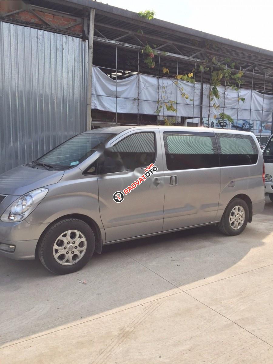 Cần bán xe Hyundai Grand Starex 2.5 MT 2010, màu bạc, nhập khẩu Hàn Quốc số sàn-0