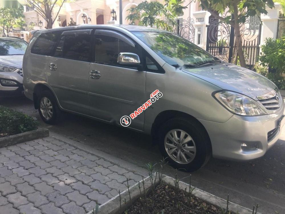 Cần bán Toyota Innova G sản xuất 2010, màu bạc, giá chỉ 448 triệu-1