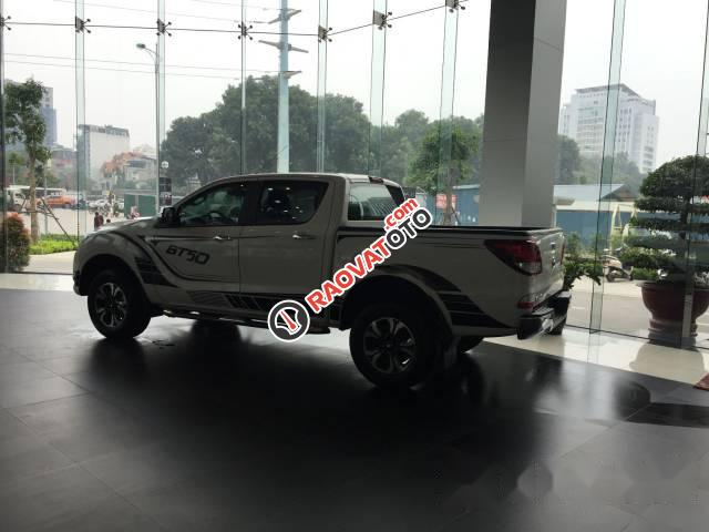 Bán Mazda BT 50 đời 2017, màu trắng-0