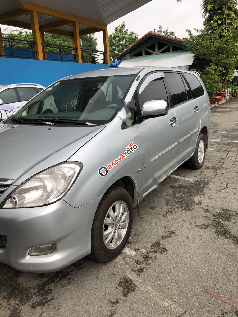 Cần bán lại xe Toyota Innova G đời 2011, màu bạc số sàn-2