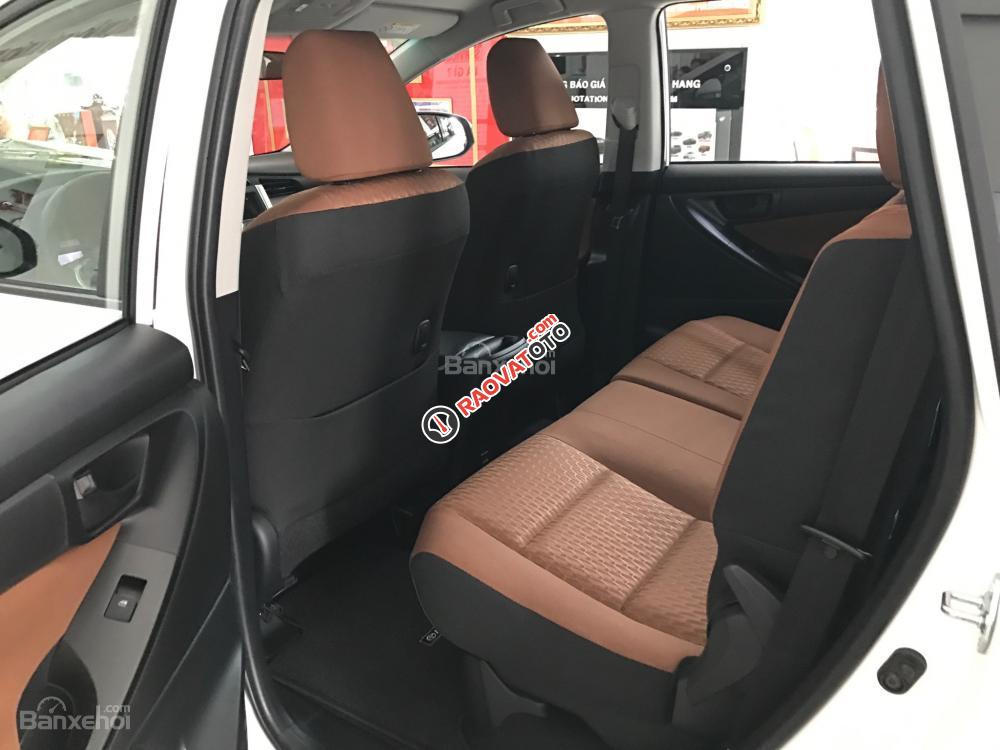 Bán Toyota Innova 2.0E đời 2017, màu trắng-7