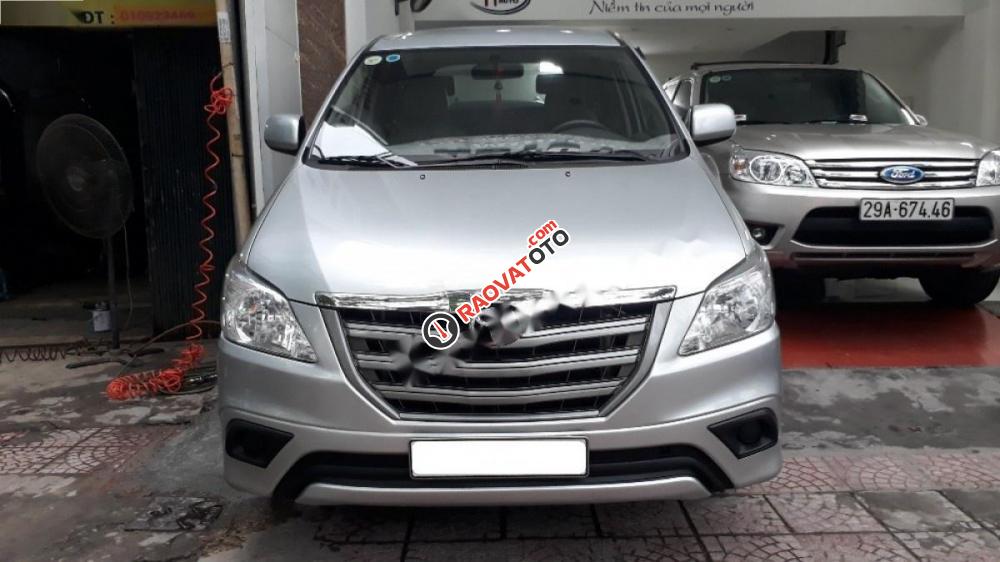 Bán Toyota Innova 2.0E đời 2010, màu bạc như mới, giá 472tr-0