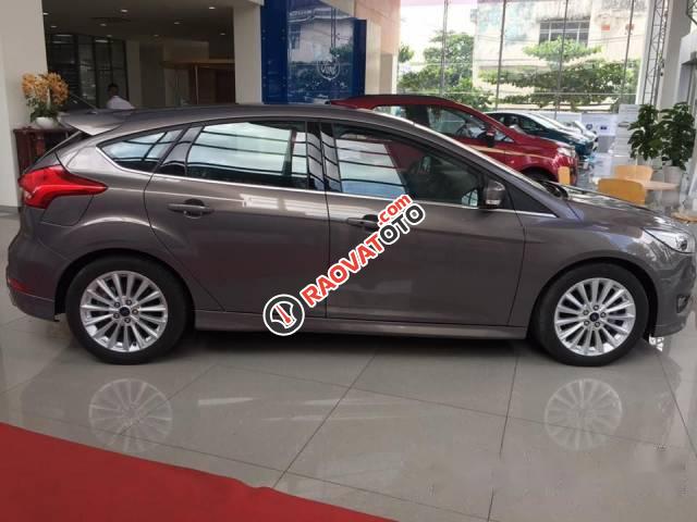 Cần bán xe Ford Focus Titanium đời 2017, màu nâu, giá tốt-0