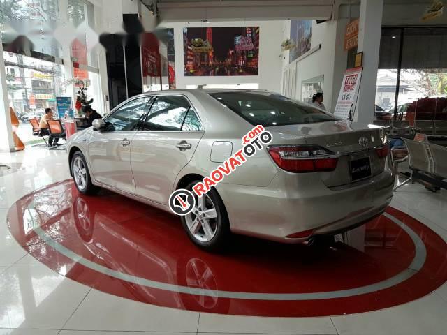 Bán Toyota Camry 2.5Q đời 2017, màu vàng-0