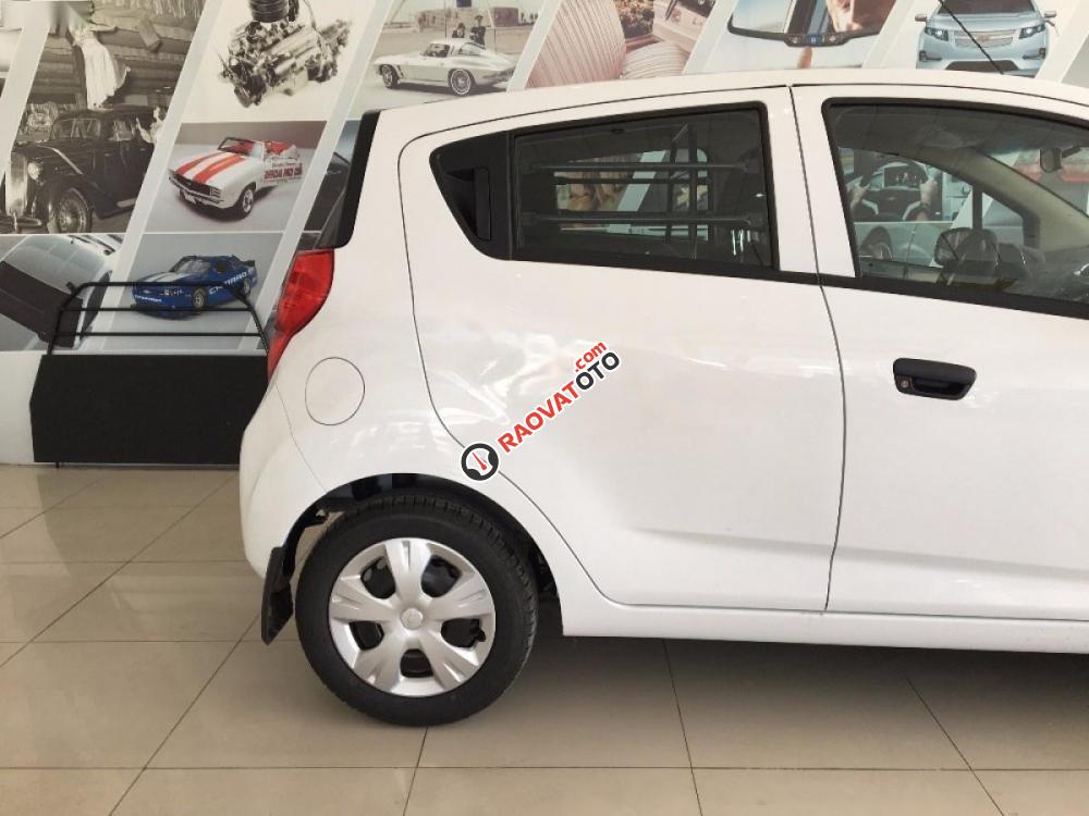 Bán xe Chevrolet Spark Duo Van 1.2 MT 2018, màu trắng-6