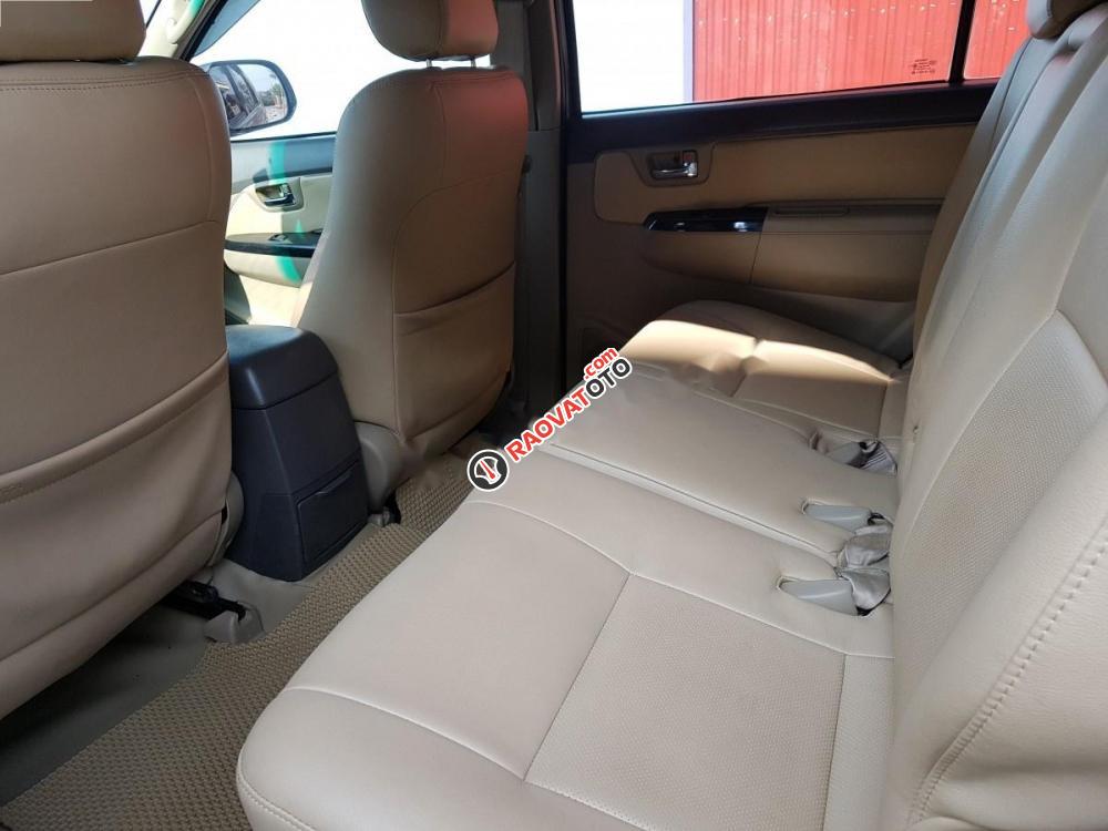 Cần bán xe Toyota Fortuner sản xuất 2012, màu bạc chính chủ-2