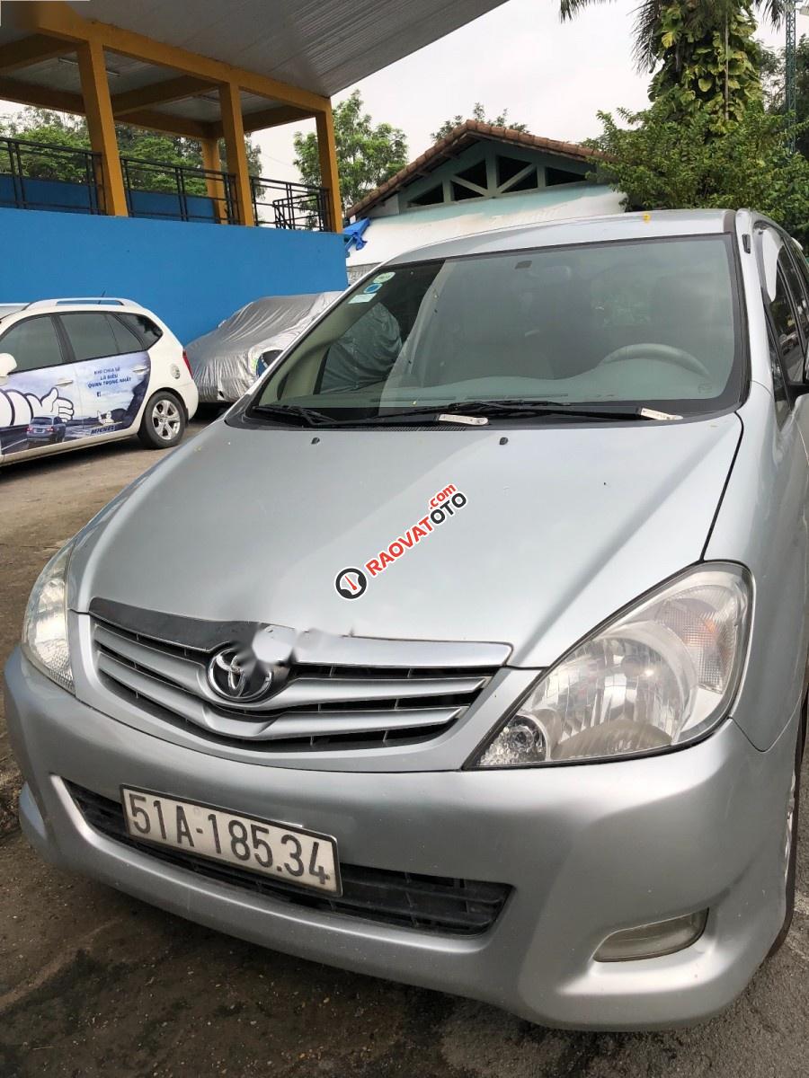 Cần bán lại xe Toyota Innova G đời 2011, màu bạc số sàn-4