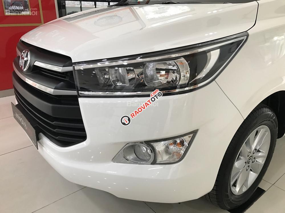 Bán Toyota Innova 2.0E đời 2017, màu trắng-2