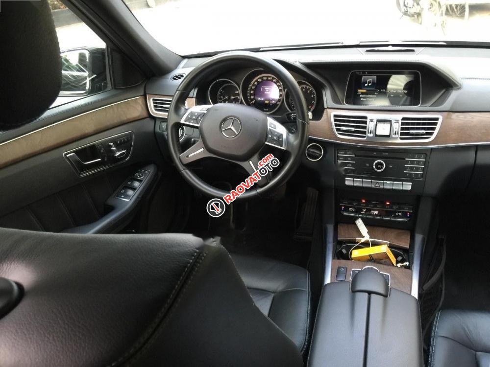 Cần bán lại xe Mercedes E200 sản xuất 2016, màu đen như mới-0