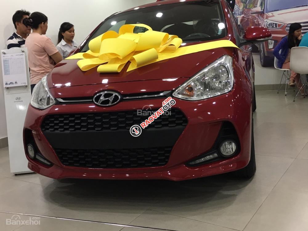 Trả góp 5 triệu 6 hàng tháng, lấy xe Hyundai I10 bản 1.0 MT base, màu đỏ. LH Hương: 0902.608.293-5